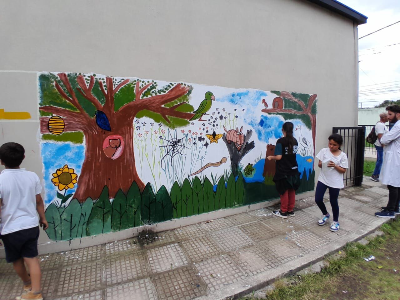 El mural fue realizado por estudiantes y docentes de la institución.