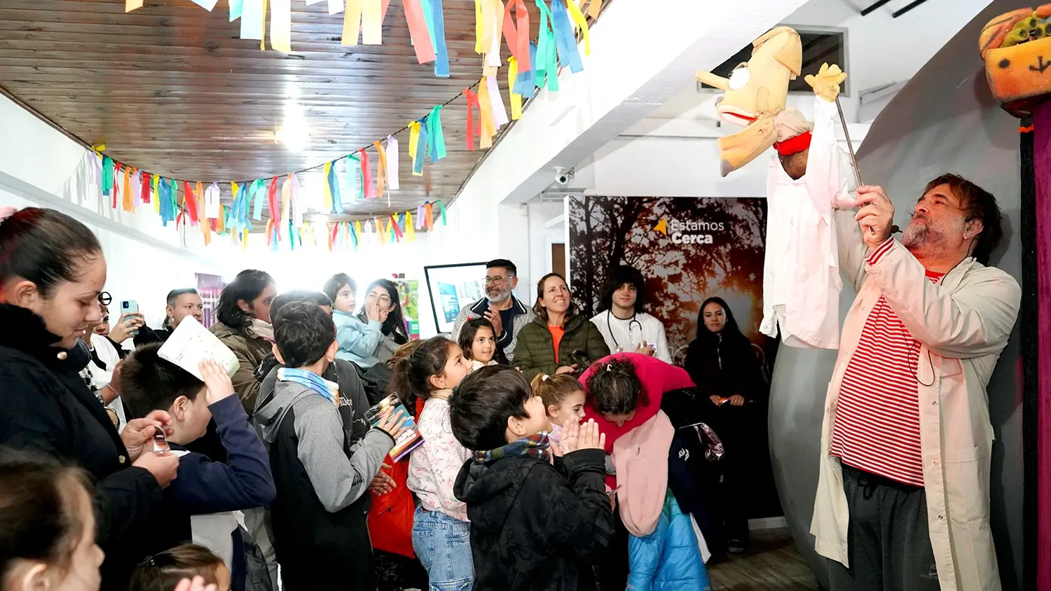 Sala inmersiva. Antes de entrar, el público disfruta de un show de títeres
