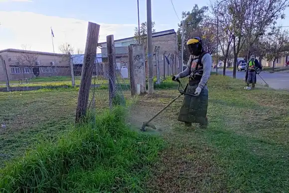 Rafaela refuerza tareas de desmalezado en distintos barrios y espacios públicos