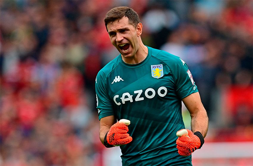 "Dibu" Martínez mantuvo el arco invicto ante United y Aston Villa celebró