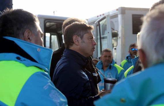 “Acá nadie se salva solo”: el mensaje de Kicillof a un mes del temporal en Bahía Blanca