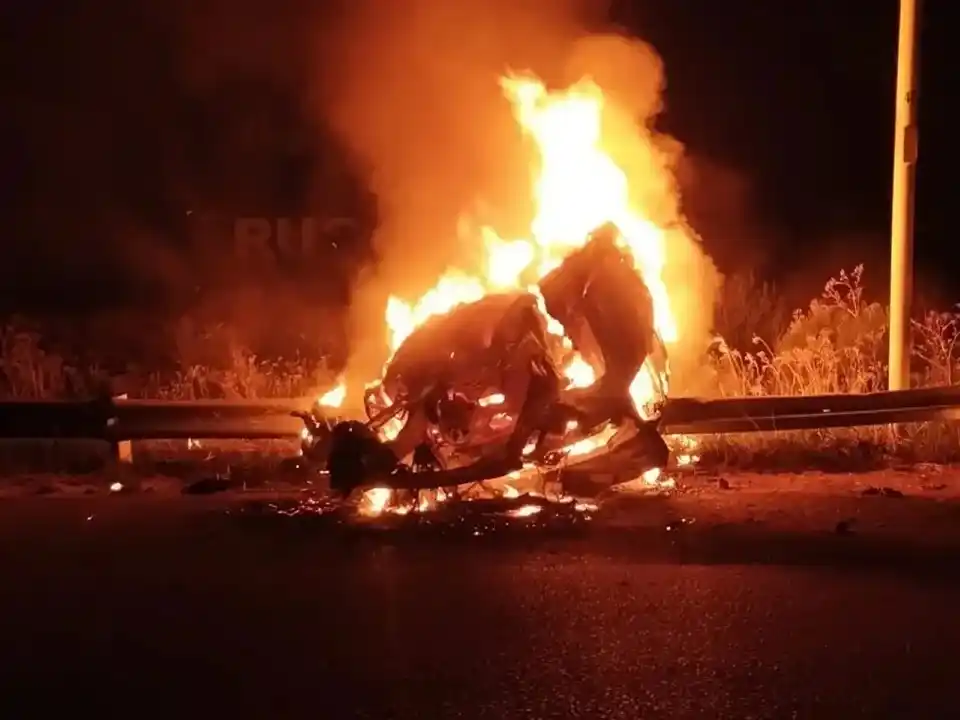 El vehículo terminó incendiado.
