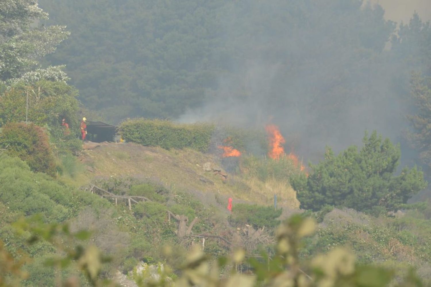 Debieron evacuar el Hotel Amaiké por un dantesco incendio en las sierras