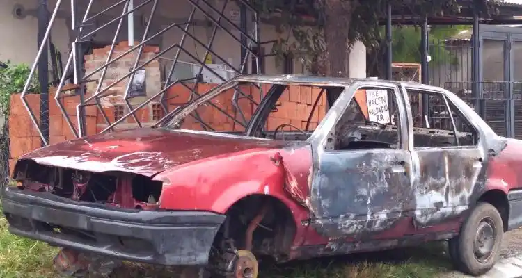 En pocas horas, se incendiaron tres autos en la vía pública