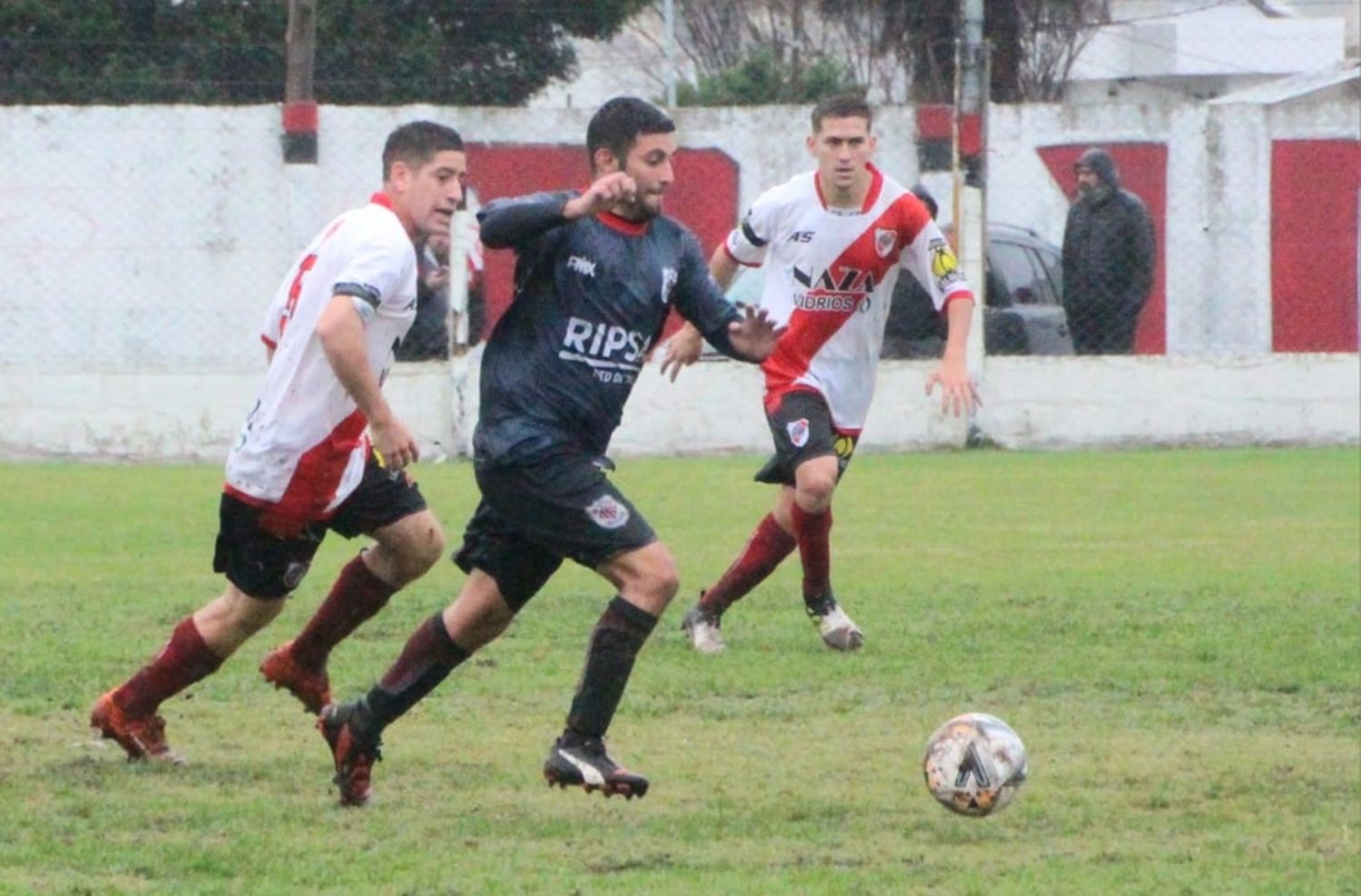 Fútbol local: se disputa la punta en la novena fecha