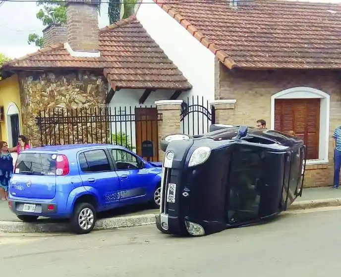 Choque y vuelco en la ciudad