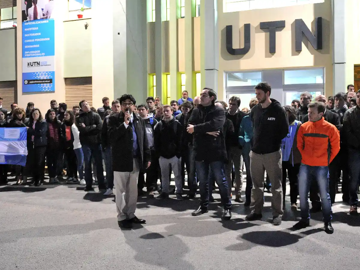 Con un abrazo solidario, defendieron la educación pública en la UTN