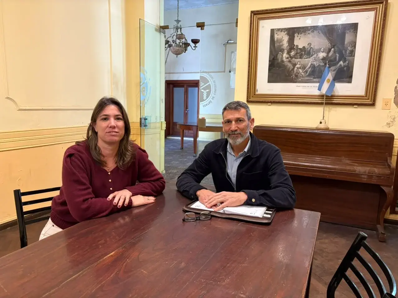 La delegada del Ministerio de Trabajo, Sofía Rotundo, y el presidente del Centro de Comercio, Daniel Churruarín.
