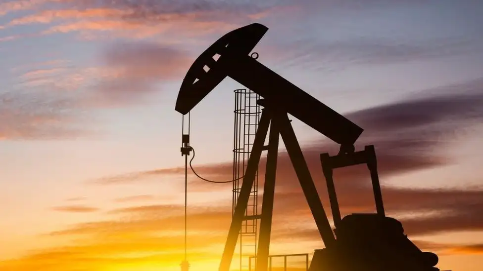 El petróleo cae por debajo de los US$100 y repuntan las bolsas tras un anuncio de Trump