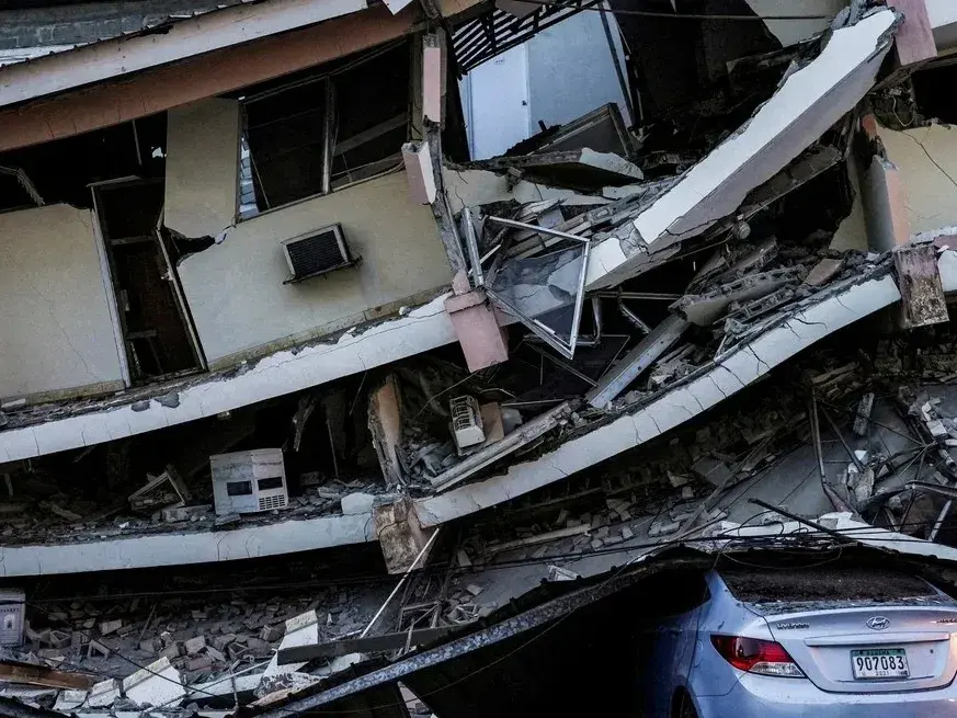 Un automóvil yace aplastado bajo los escombros de un edificio derrumbado tras un terremoto cerca de la costa sur de Panamá.