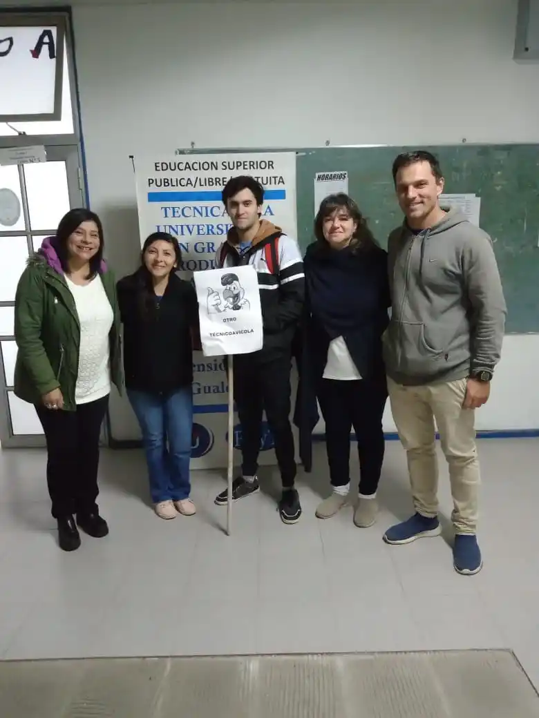 Docentes, coordinadora (cuarta a la derecha) y estudiantes.