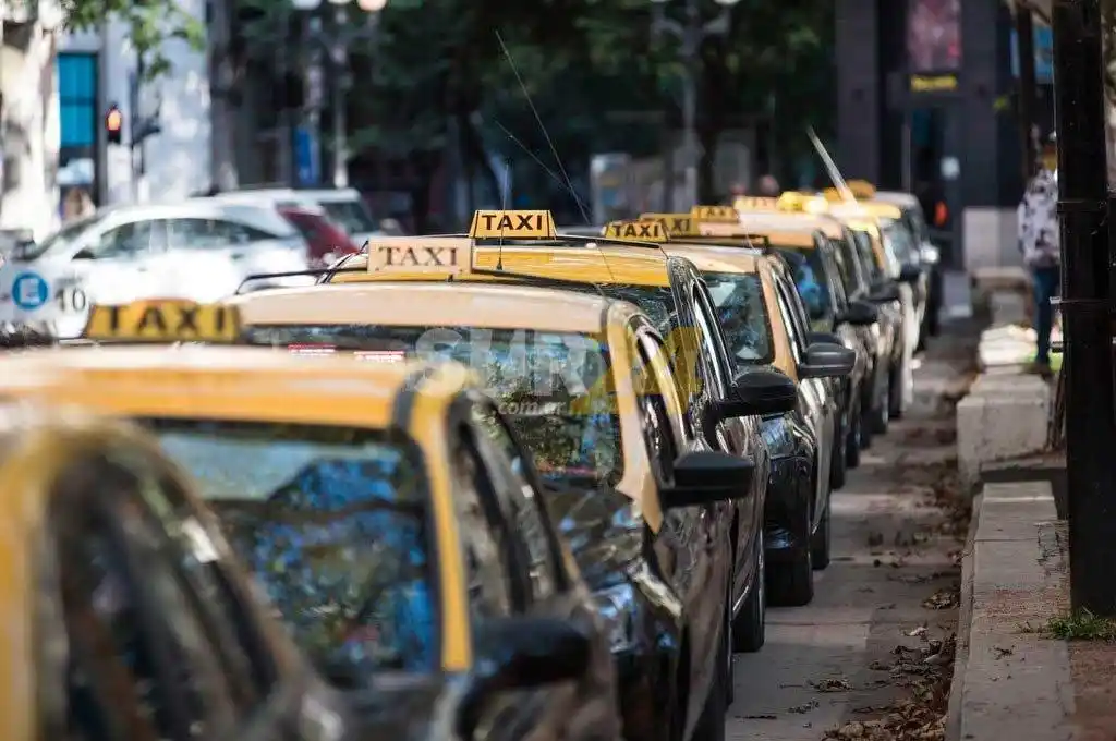 Se agrava el conflicto con los taxis de Rosario y Uber se filtra en la discusión