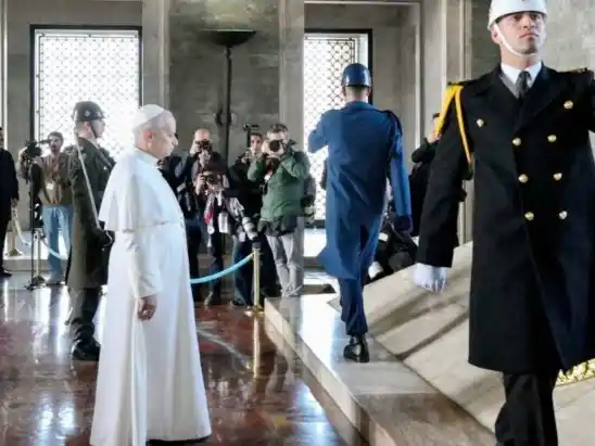 El Papa inició su viaje por Medio Oriente con la visita a un mausoleo