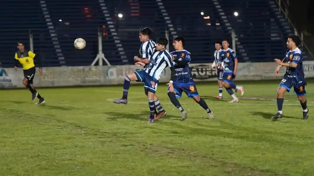 Ministerio derrotó a Rivadavia en el iluminado Estadio Panamericano