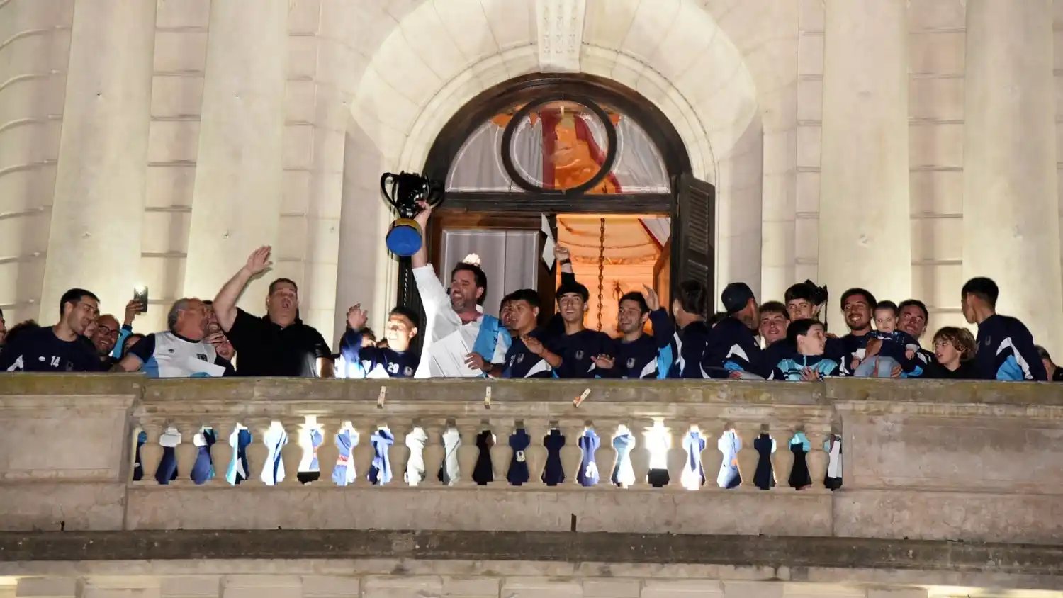 La Copa País en manos de Juan Moreno y el festejo tandilense.