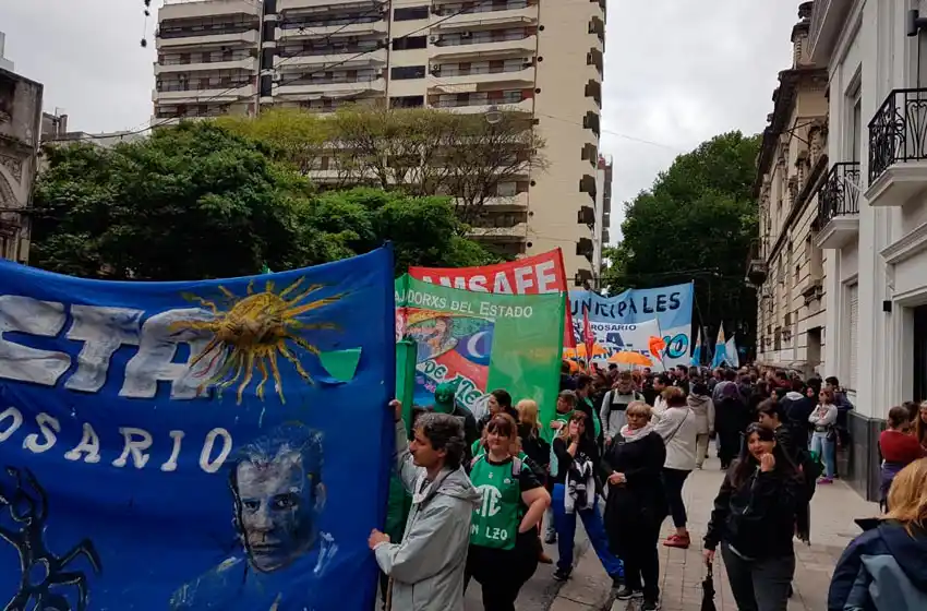 Atención al circular: un mediodía de protestas en el centro rosarino