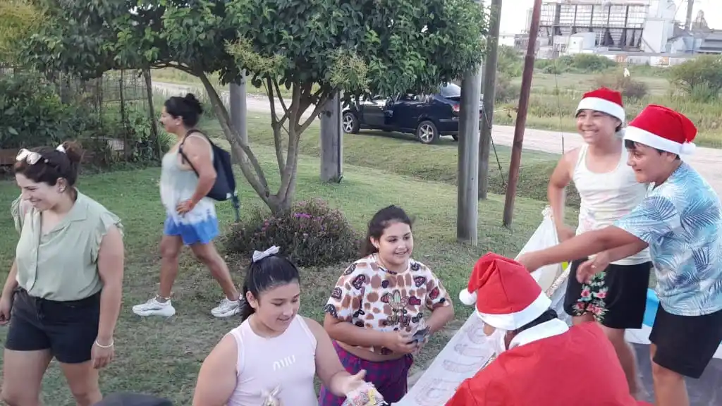 La magia de la Navidad recorrió calles de la ciudad de la mano de "Los Amigos Solidarios"