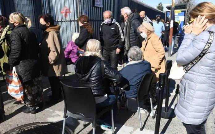 Investigan la muerte de una mujer en un vacunatorio tras recibir una segunda dosis