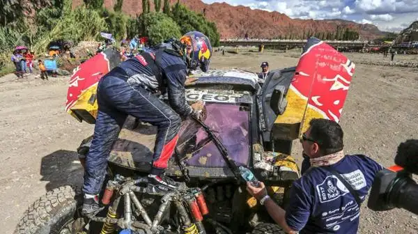 Rally Dakar: Sainz abandonó tras caer 15 metros por un barranco