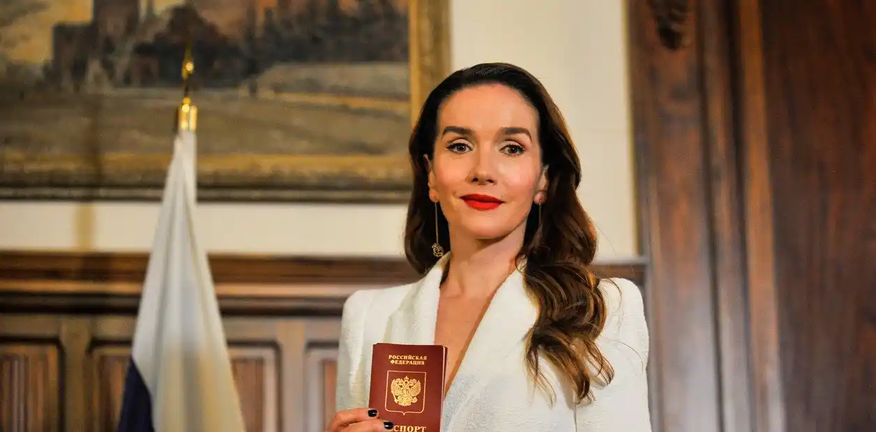 Natalia Oreiro y su hijo recibieron el pasaporte ruso