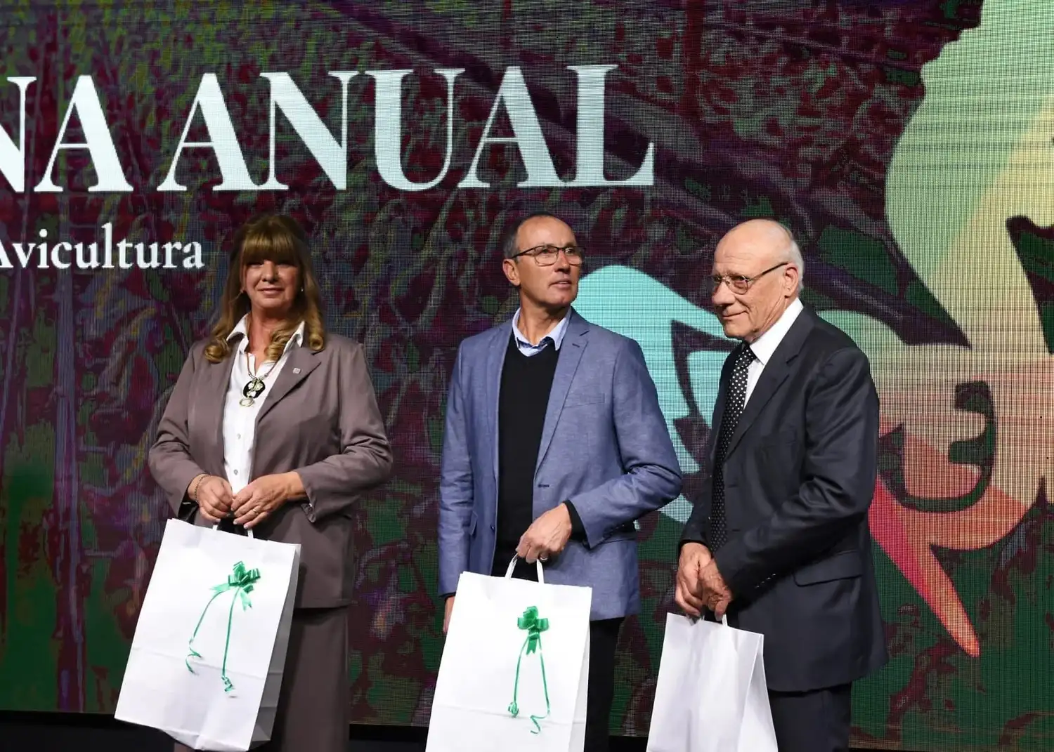 La Asociación Crespo Capital Nacional de la Avicultura homenajeó a expresidentes en el marco de sus 55 años