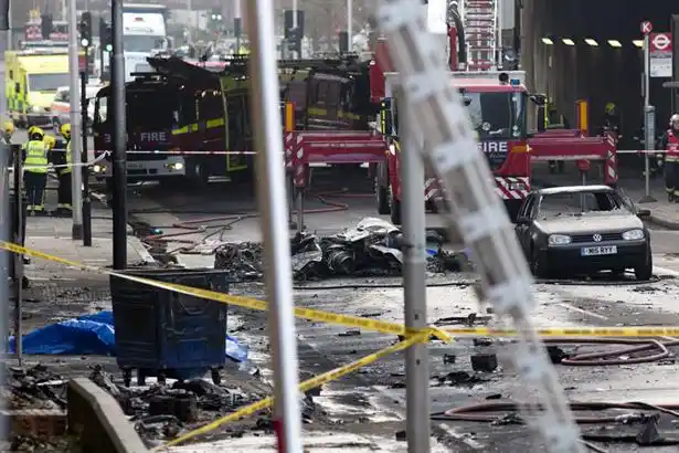 Dos personas murieron al estrellarse un helicóptero en el centro de Londres