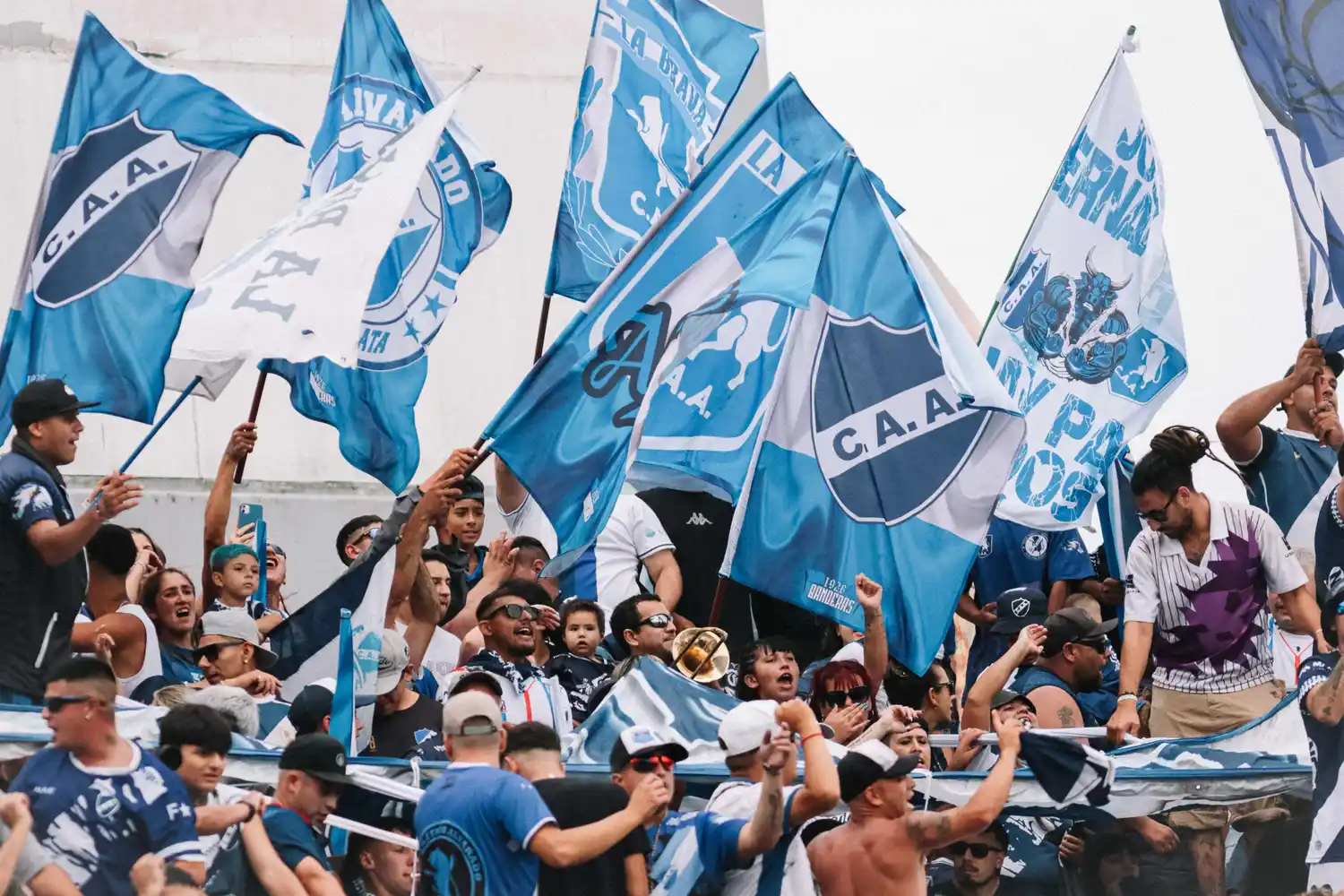 La hinchada de Alvarado en el Minella