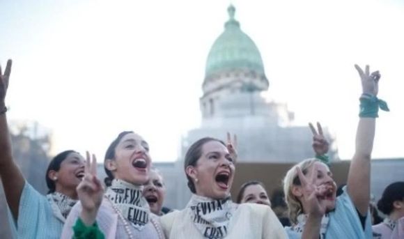 Un grupo artístico acompañará a Cristina Kirchner a Comodoro Py con una performance al "estilo Evita"
