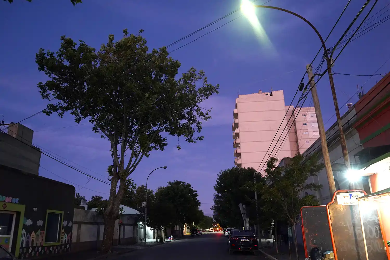 A media luz. En varios sectores de  la ciudad hay lámparas quemadas