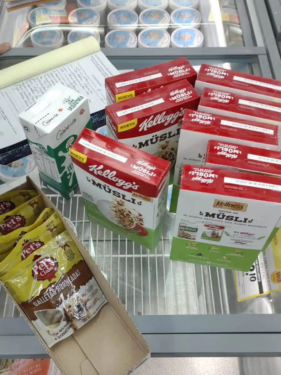 Decomiso de alimentos vencidos en un supermercado