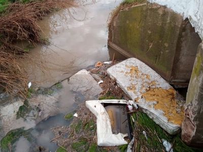 "Hasta un colchón": Firmat intensifica la limpieza de desagües y pide a los vecinos evitar el vandalismo