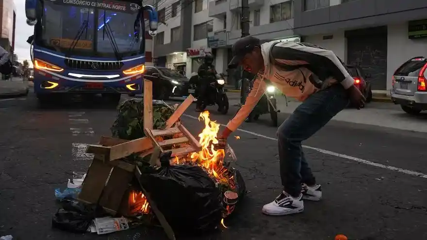 Un hombre murió en el marco de un enfrentamiento entre manifestantes y fuerzas de seguridad. (Foto AP/Carlos Noriega)