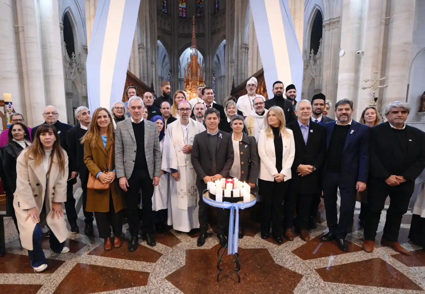 Kicillof, ministros, intendentes y otras autoridades en la Catedral de La Plata.