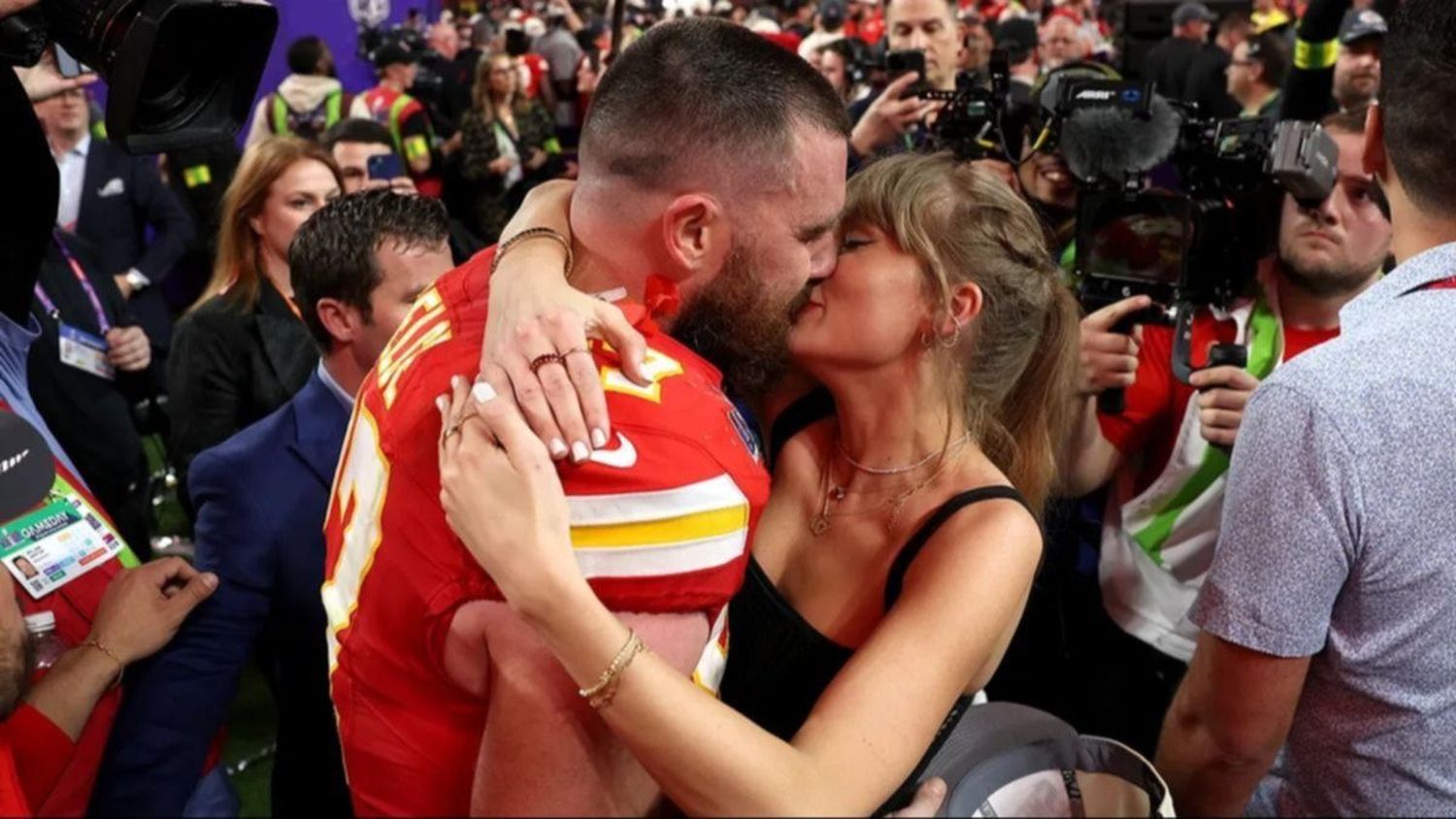 El romance público de Taylor Swift y Travis Kelce: ¡Descubre por qué él se enamoró de ella!