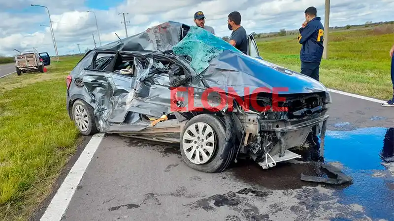 Impresionante choque entre un camión y auto en la Ruta 127: "esa mujer volvió a nacer"
