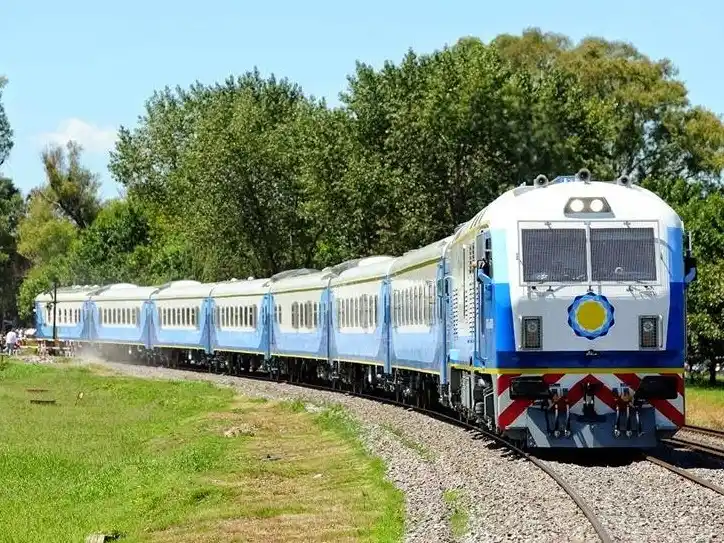 El tren que une Retiro con Rosario tarda más de seis horas de viaje. Y no habrá inversiones para reducir el tiempo.