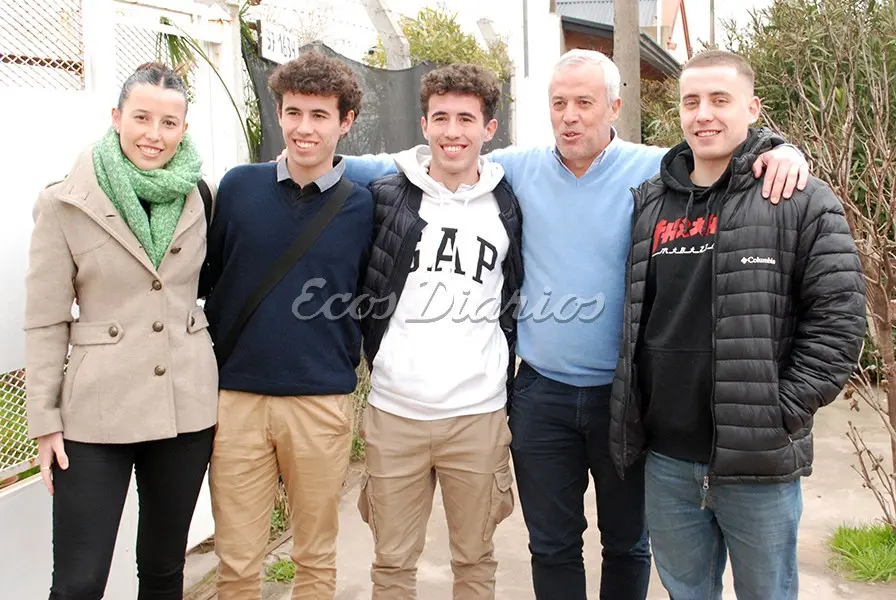 Con el sobre en la mano. Martín Migueles a punto de votar ante la mirada de sus hijos Ignacio y Facundo