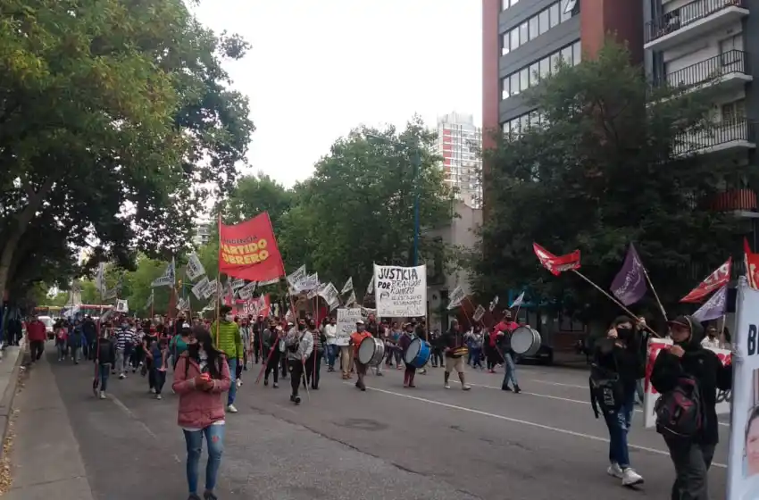 La avenida Luro se encuentra cortada por una manifestación