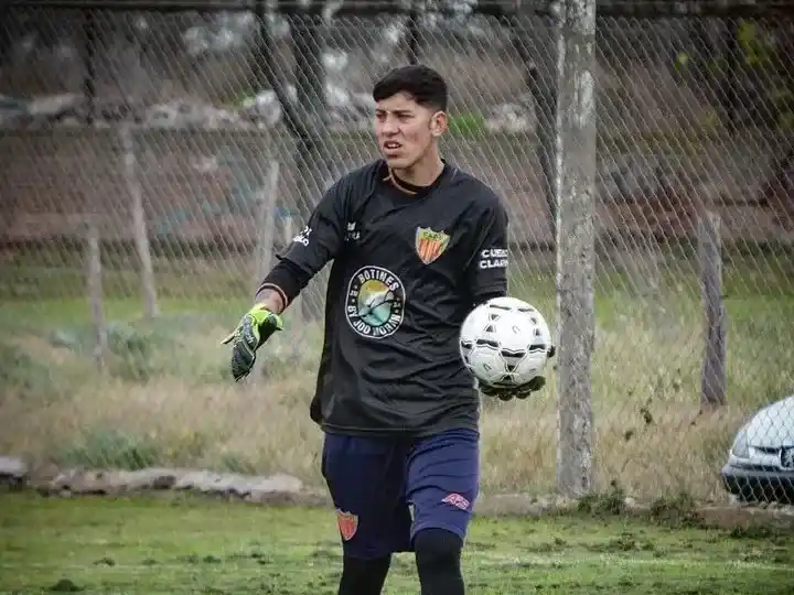 Robertino Ortega es arquero del Club Social y Deportivo Unión, de Tres Arroyos