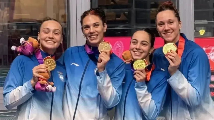 Esta imagen muestra a las nadadoras argentinas Cecilia Dieleke, Macarena Ceballos, Laila Chain y Andrea Berrino celebrando la medalla de oro obtenida en la prueba de relevo combinado femenino de 4x100 metros en los Juegos Suramericanos Santa Fe