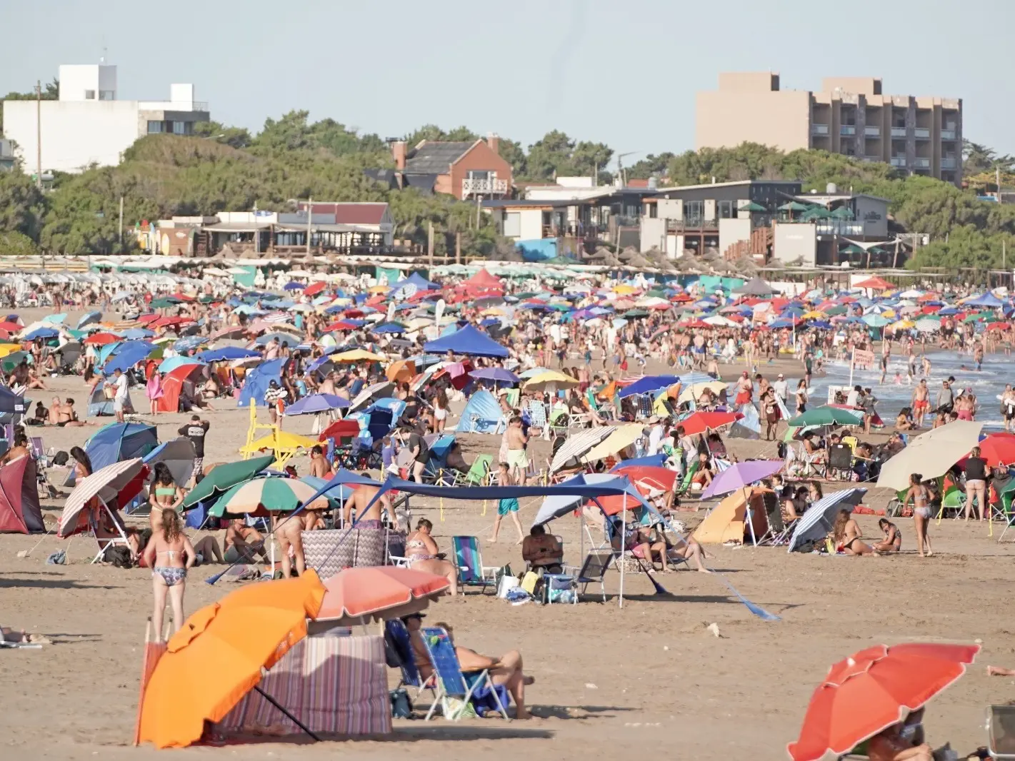 Quequén, el refugio del verano elegido por familias y surfistas