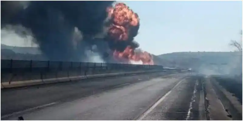 IMPRESIONANTE explosión de camión de gas en México deja al menos 12 muertos