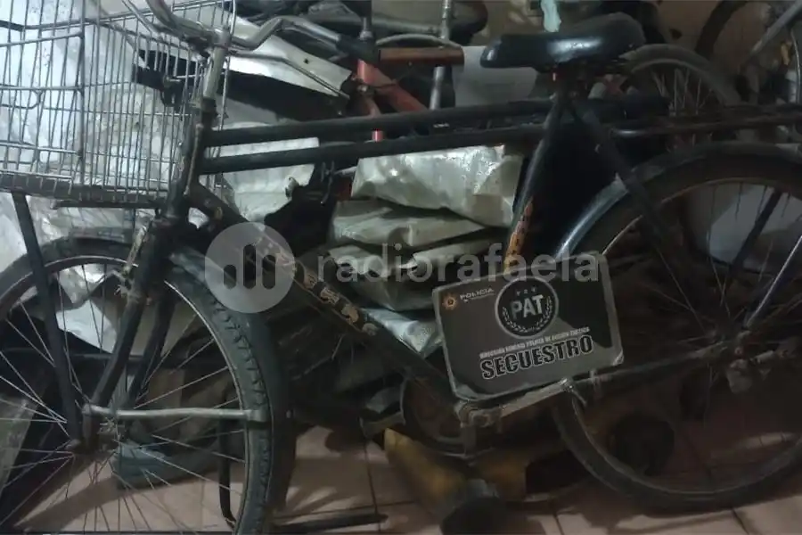 Le robaron la bicicleta y el mismo la reconoció mientras iba a hacer la denuncia 