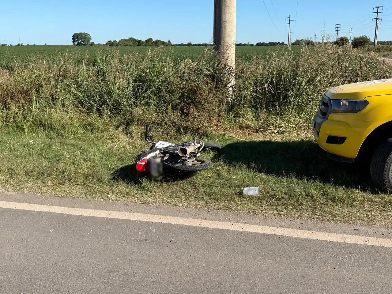 Por problemas técnicos, dos personas derraparon en Ruta Provincial 63S y terminaron en la banquina - 1