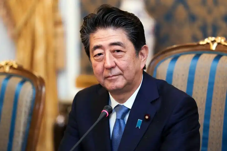Asesinaron al ex primer ministro japonés durante un acto de campaña