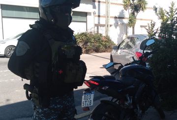 Persecución en el barrio Bernardino Rivadavia terminó con un menor detenido que manejaba una moto robada
