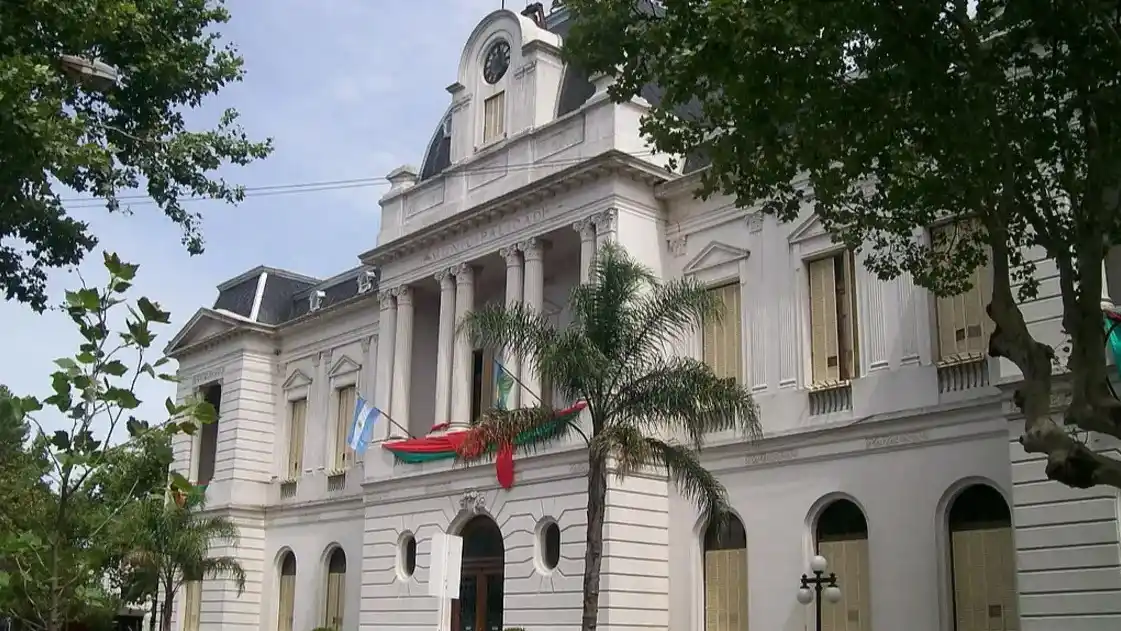Un municipio bonaerense nombró a una IA como funcionaria: podrá firmar resoluciones y expedientes