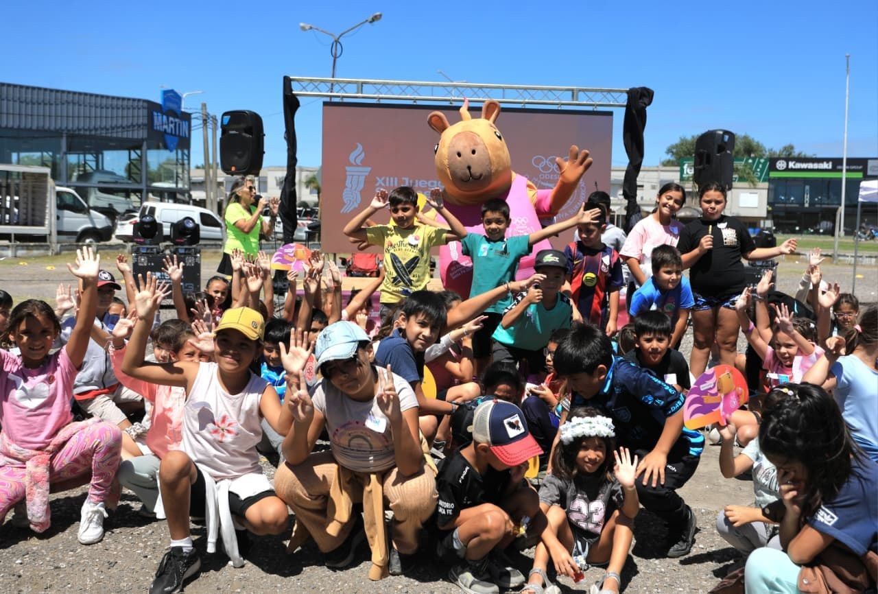 Junto a Capi, promocionan los Juegos Suramericanos, en el Predio de la Flor