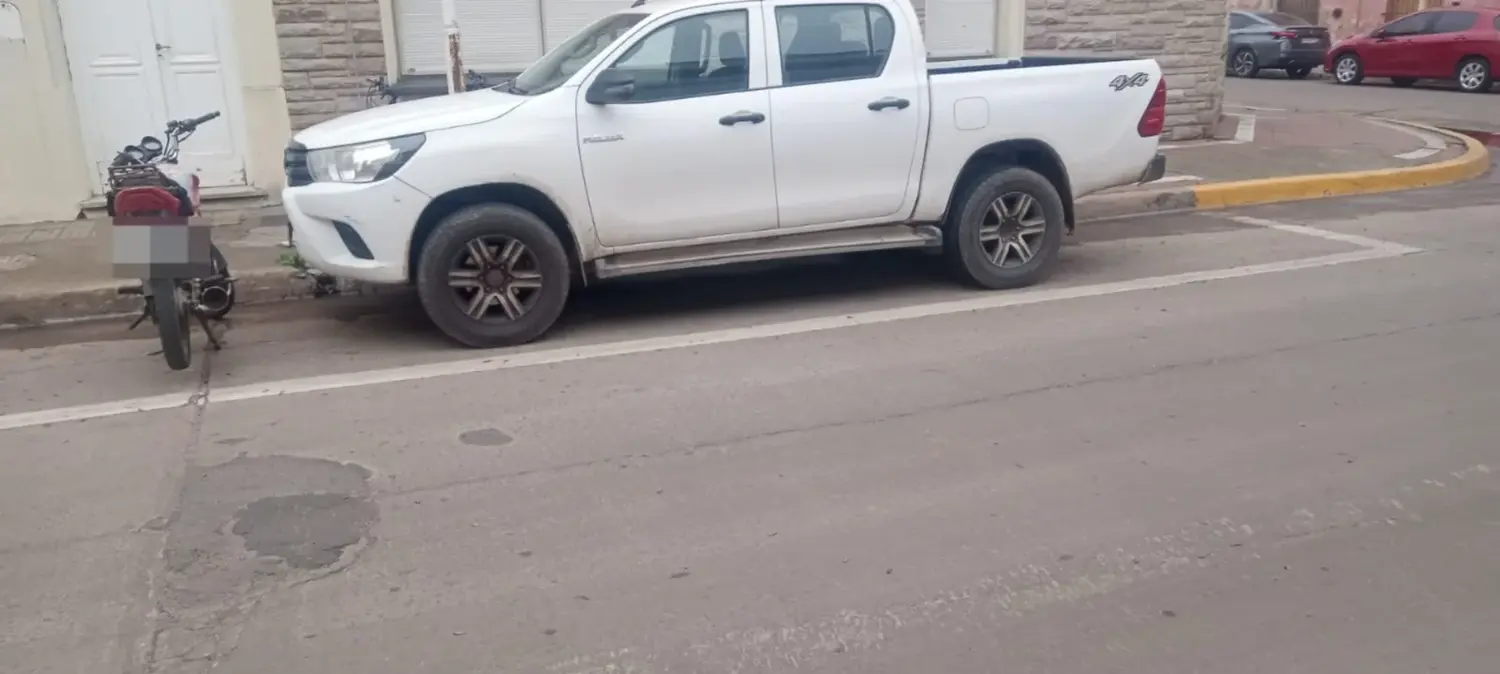 Reclamos por camionetas estacionadas en los cajones para motos