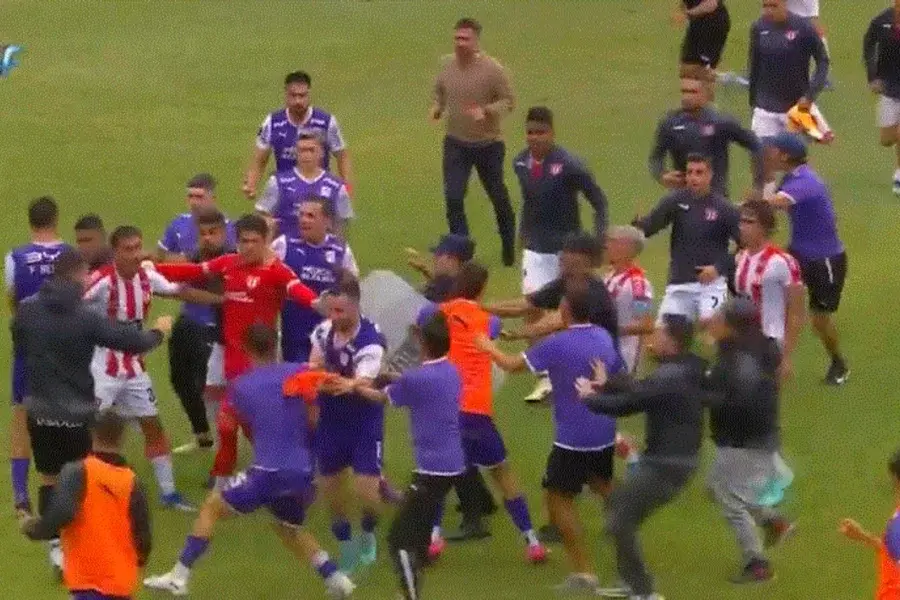 Bochornoso final en el fútbol uruguayo con batalla campal incluida